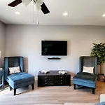 Entire Home- Gorgeous 3Br Townhome Pool, Grill, Washer, Dryer, 2 Free Drive Up Spaces Sleeps 6 Close To Everything Pcb!