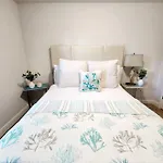 Entire Home- Gorgeous 3Br Townhome Pool, Grill, Washer, Dryer, 2 Free Drive Up Spaces Sleeps 6 Close To Everything Pcb!